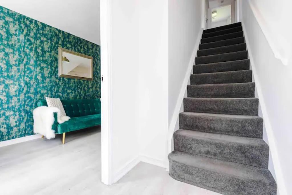 Spacious 5 Bedroom Home Hosted By Mcr Dens Manchester Eksteriør bilde
