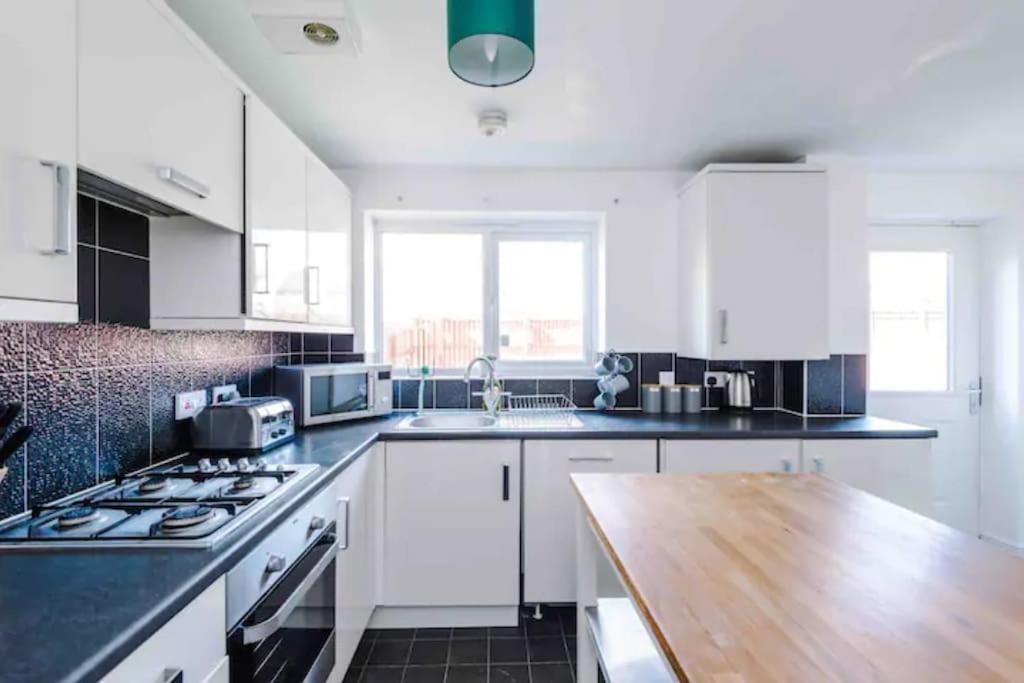 Spacious 5 Bedroom Home Hosted By Mcr Dens Manchester Eksteriør bilde