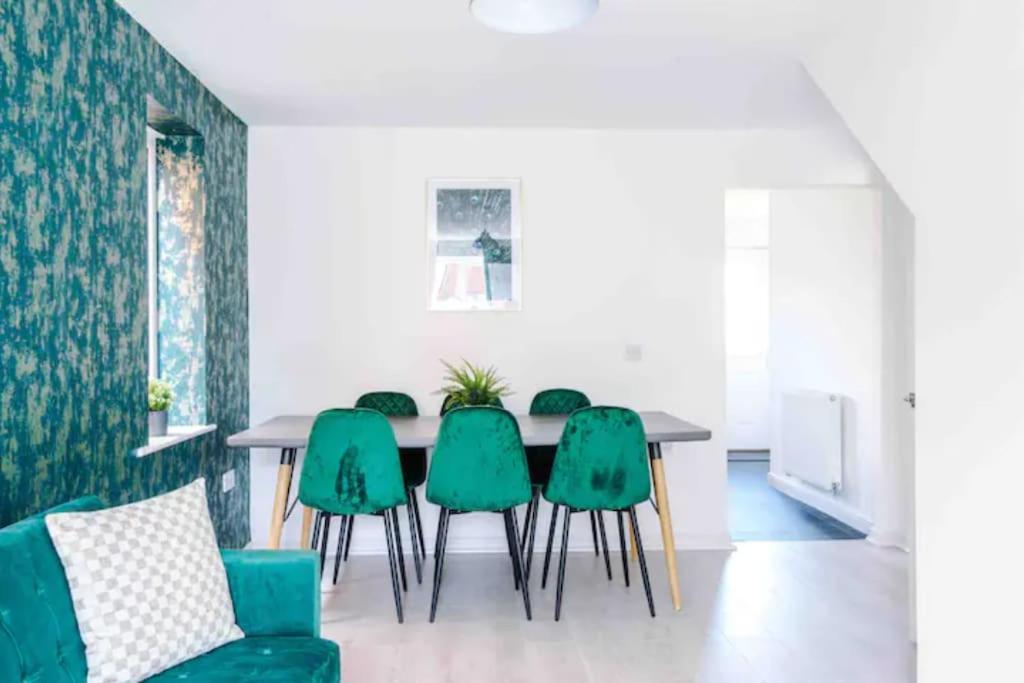 Spacious 5 Bedroom Home Hosted By Mcr Dens Manchester Eksteriør bilde