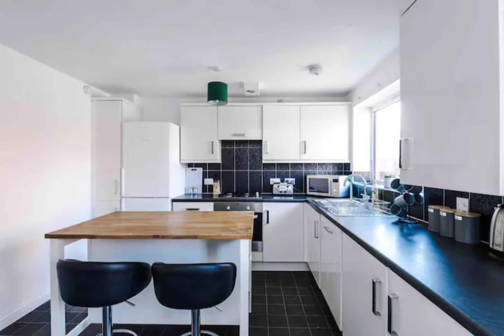 Spacious 5 Bedroom Home Hosted By Mcr Dens Manchester Eksteriør bilde
